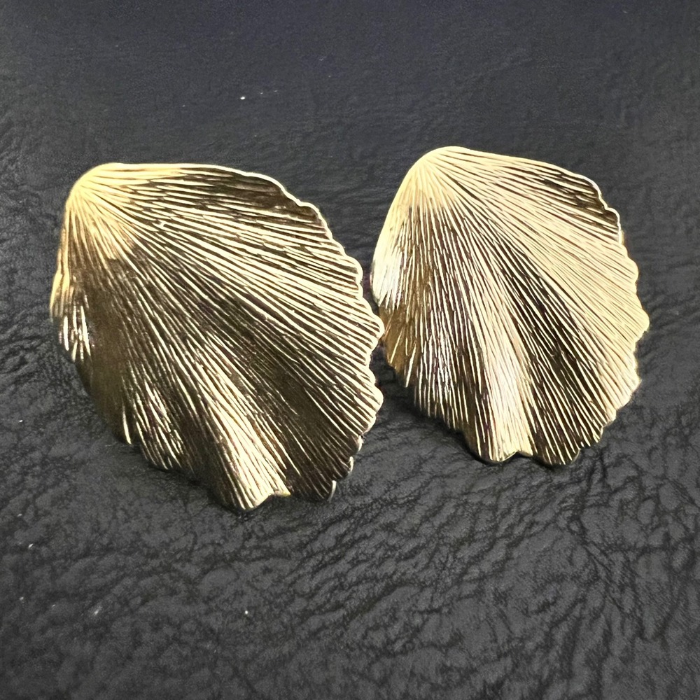 Trifari Vintage Gold Tone Textured Leaf Clip Earrings Large 1.5" Cottagecore 90s